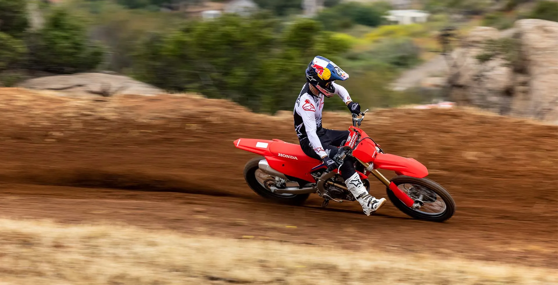 1920x980_0000s_0022_2022-CRF250R_location_Action_0008_M