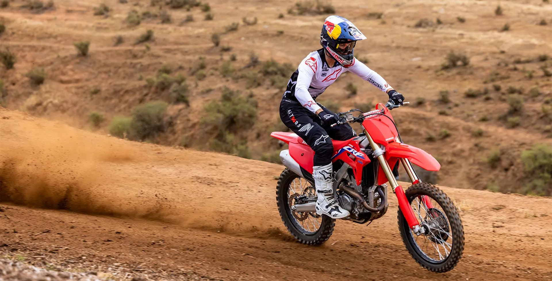 1920x980_0000s_0023_2022-CRF250R_location_Action_0004_M