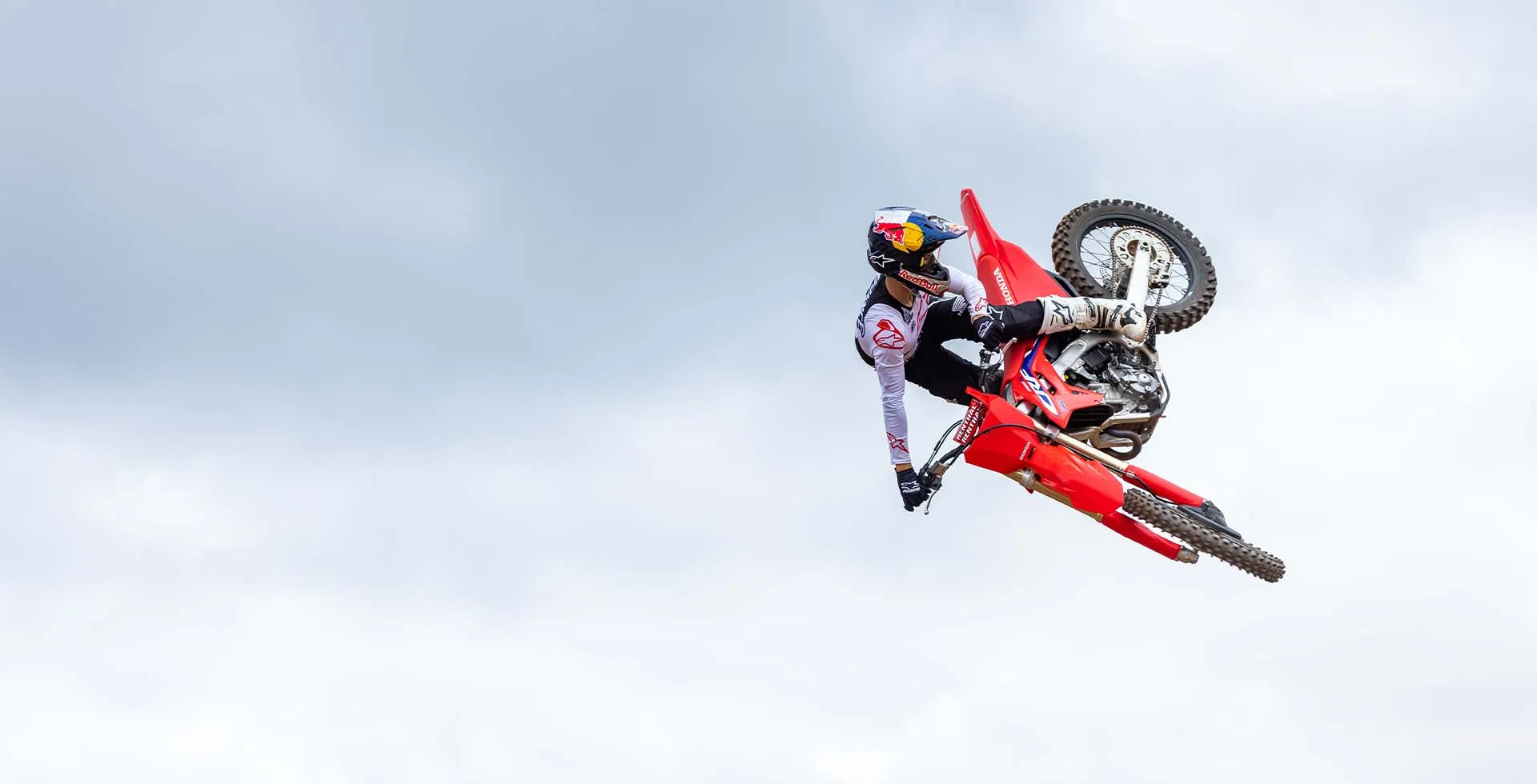 1920x980_0000s_0024_2022-CRF250R_location_Action_0003_M