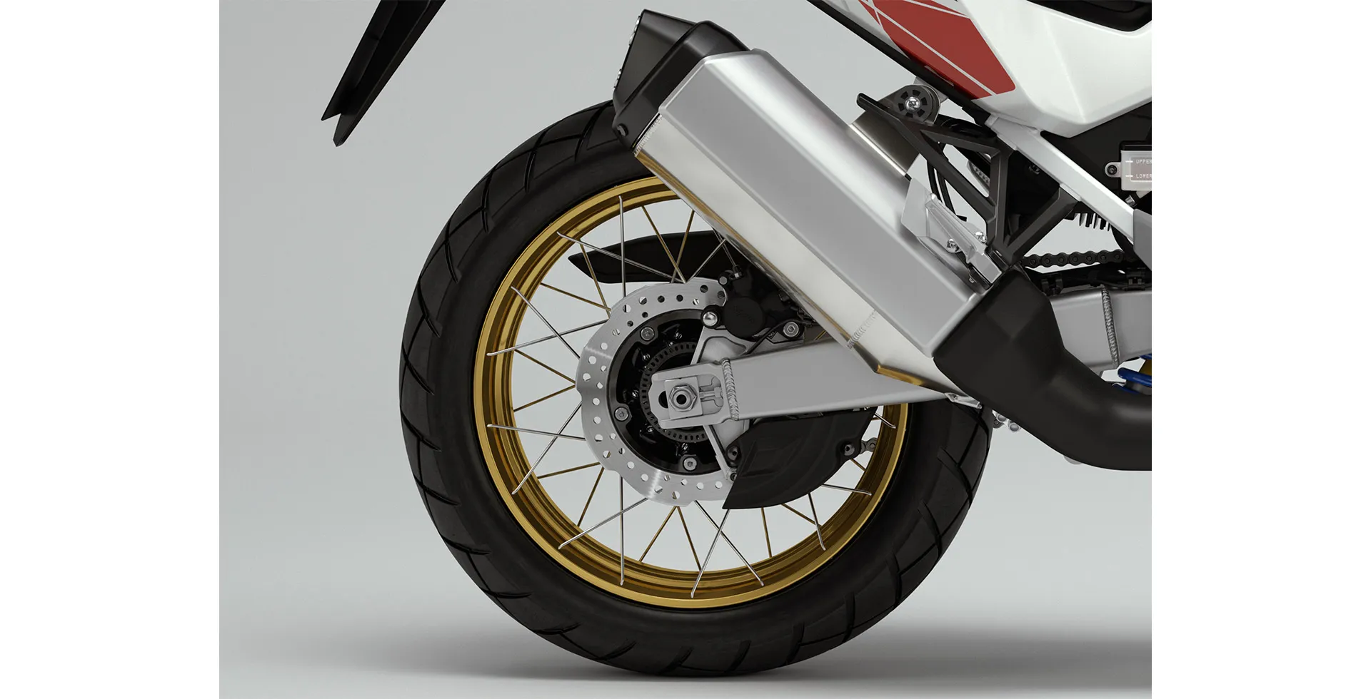 detalhe-freios-traseiros- moto-honda-crf-1100l-africa-twin-adventure-sports-2023-branco-perolizado