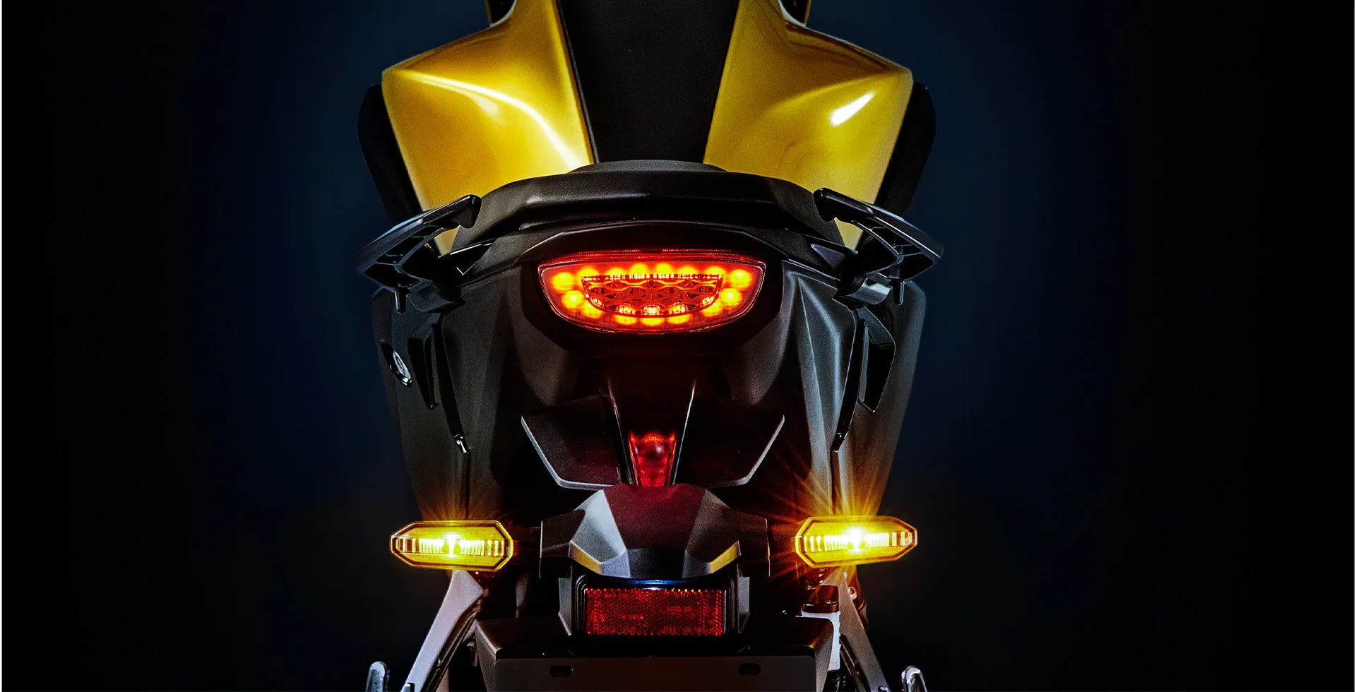 detalhe-parte-traseira-moto-honda-cb-300f-twister