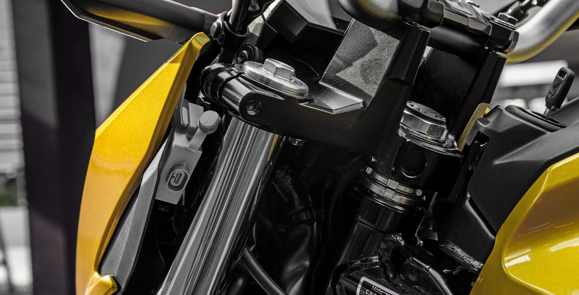 entrada-usb-moto-honda-cb-300f-twister